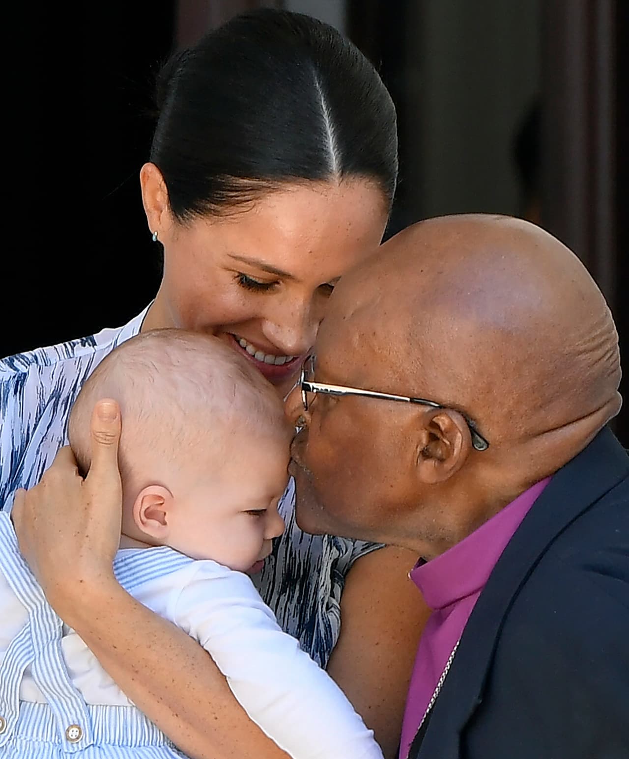 Desmond Tutu, ganador del Premio Nobel de la Paz, dijo que estaba "
<b><a href="https://www.univision.com/famosos/privado-y-con-pocos-invitados-ya-se-sabe-como-sera-el-bautizo-de-archie-el-bebe-de-meghan-y-harry-fotos" target="_blank">emocionado por el privilegio</a></b>" de conocer a los duques de Sussex y a su hijo, según el Daily Mail.
