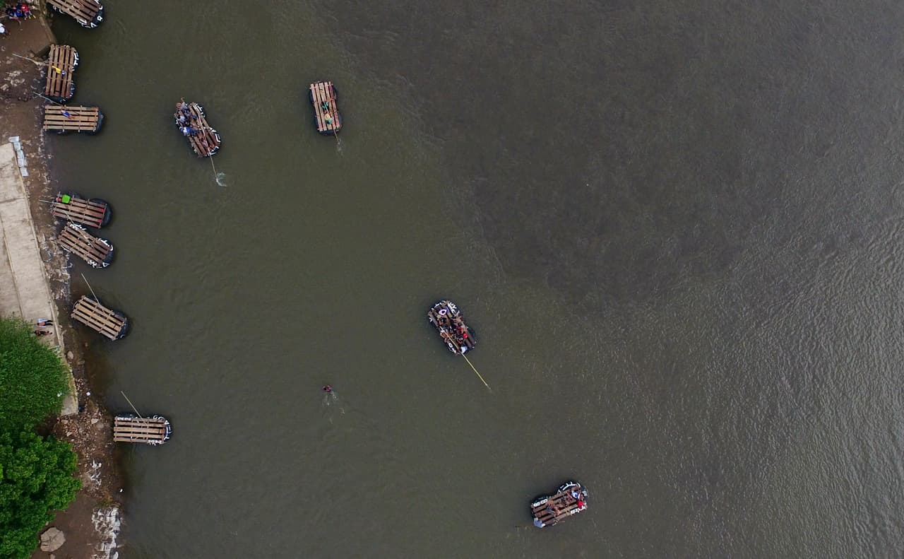 El accidentado paso entre Guatemala y México, atravesando el río Suichate en balsas. Según las autoridades de Honduras, hasta el 28 de octubre un total de 541 personas no pudieron salir del país por falta documentos. De estos 227 son menores de edad.
