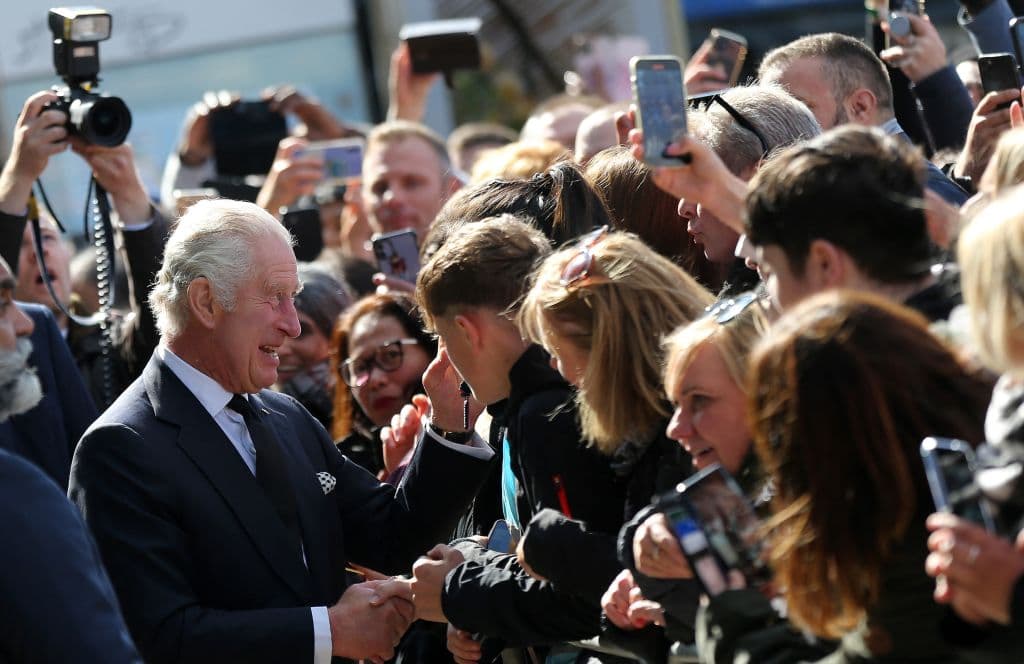 Aunque en la mañana las autoridades advirtieron que la espera era de 24 horas en este último fin de semana para poder decir adiós a la soberana ante sus restos mortales, hacia el mediodía de este sábado era ya de 14 horas.