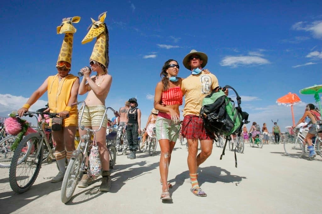 Burning Man: cómo es el festival místico del desierto de Nevada que dejó a decenas de miles atrapados por el lodo