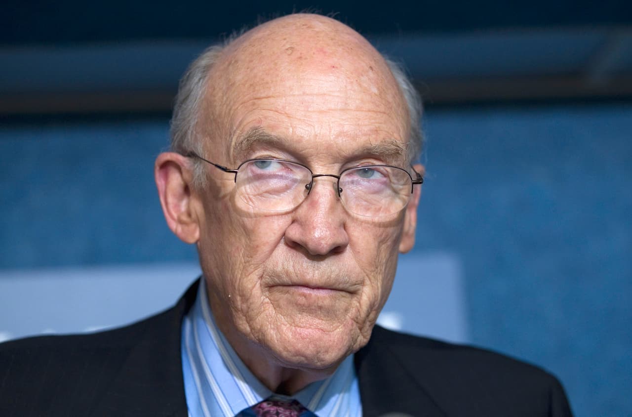 <b>Alan Simpson</b>
<br>
<br>Alan Simpson se desempeñó como 
<b>senador republicano por Wyoming durante 18 años. </b>Durante su servicio público, ha sido un destacado defensor de temas que incluyen la reforma del financiamiento de campañas, el gobierno responsable y el matrimonio igualitario.