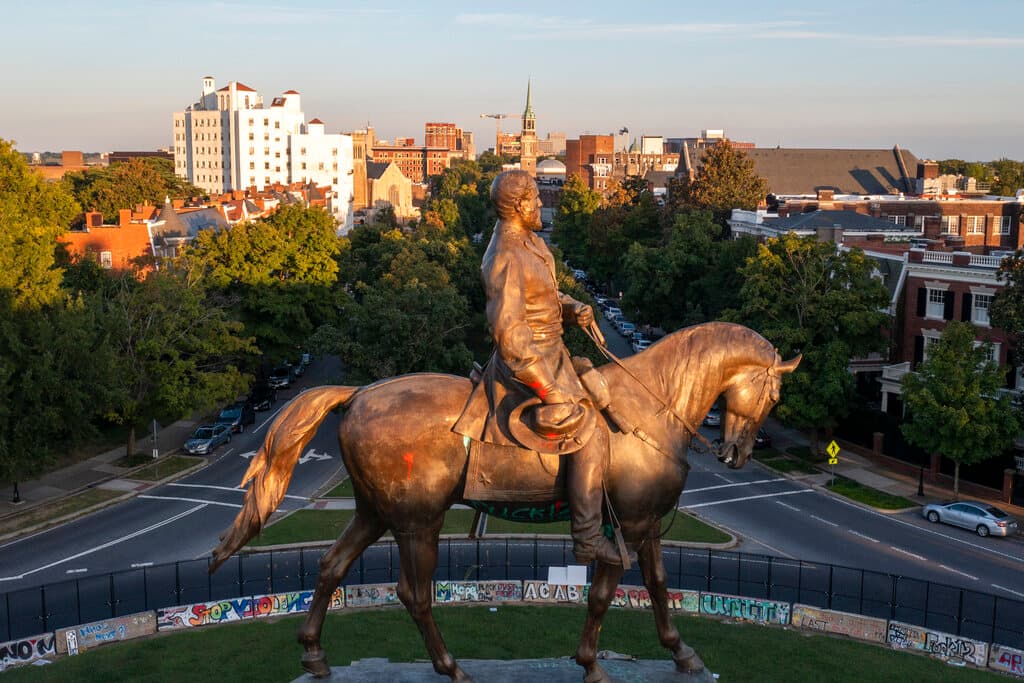 A primera hora de este miércoles comenzaron las tareas de 
<a href="https://abcnews.go.com/Politics/wireStory/lee-statue-richmond-set-removed-storage-79888014" target="_blank">remoción de la estatua del general Robert E. Lee</a>, una de las más grandes dedicadas a la Confederación en todo el país y situada en un lugar prominente de la capital de Virginia, Richmond.
<br>