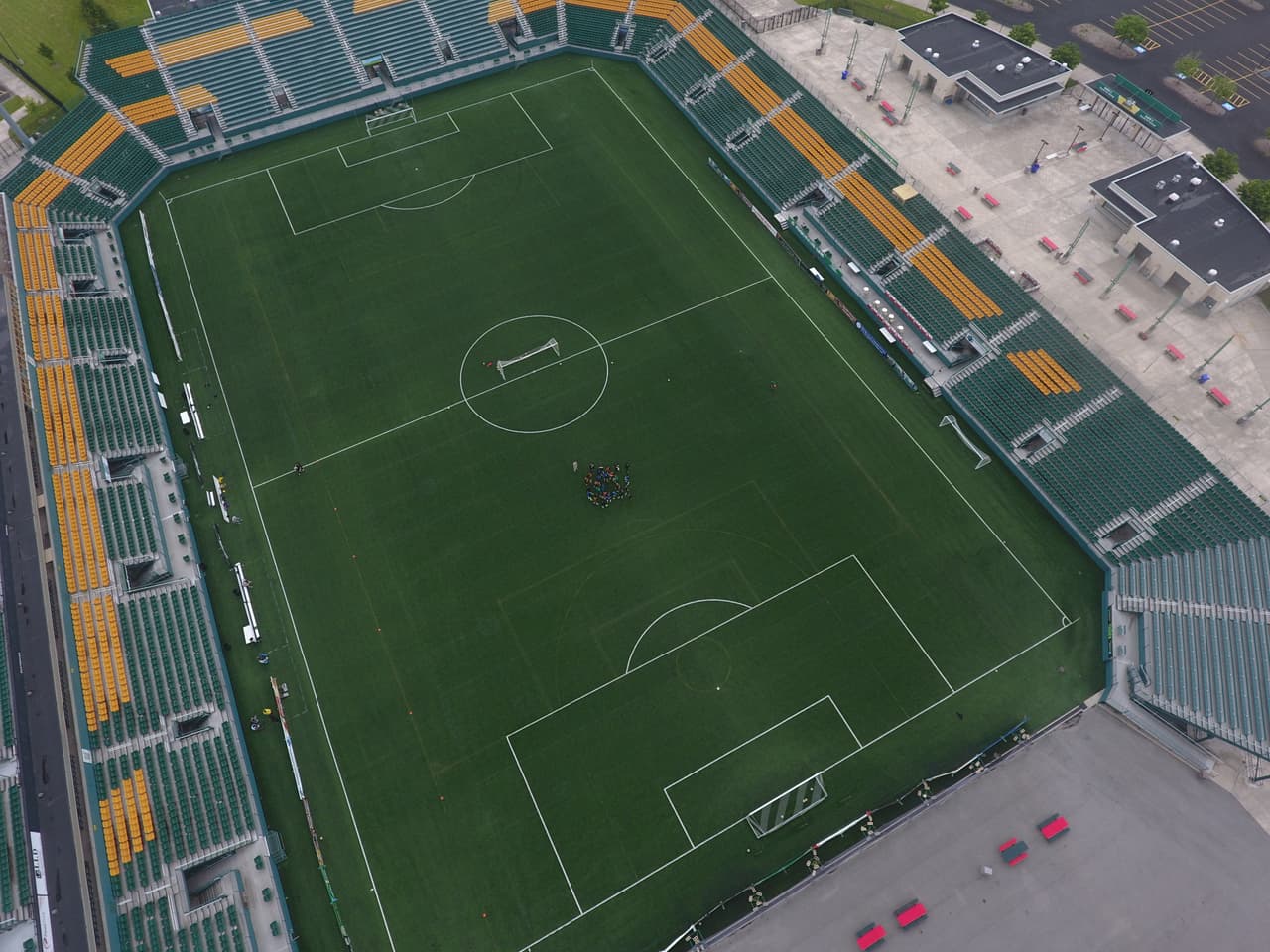 Vista aérea del Capelli Sport Stadium en pleno entrenamiento del equipo.