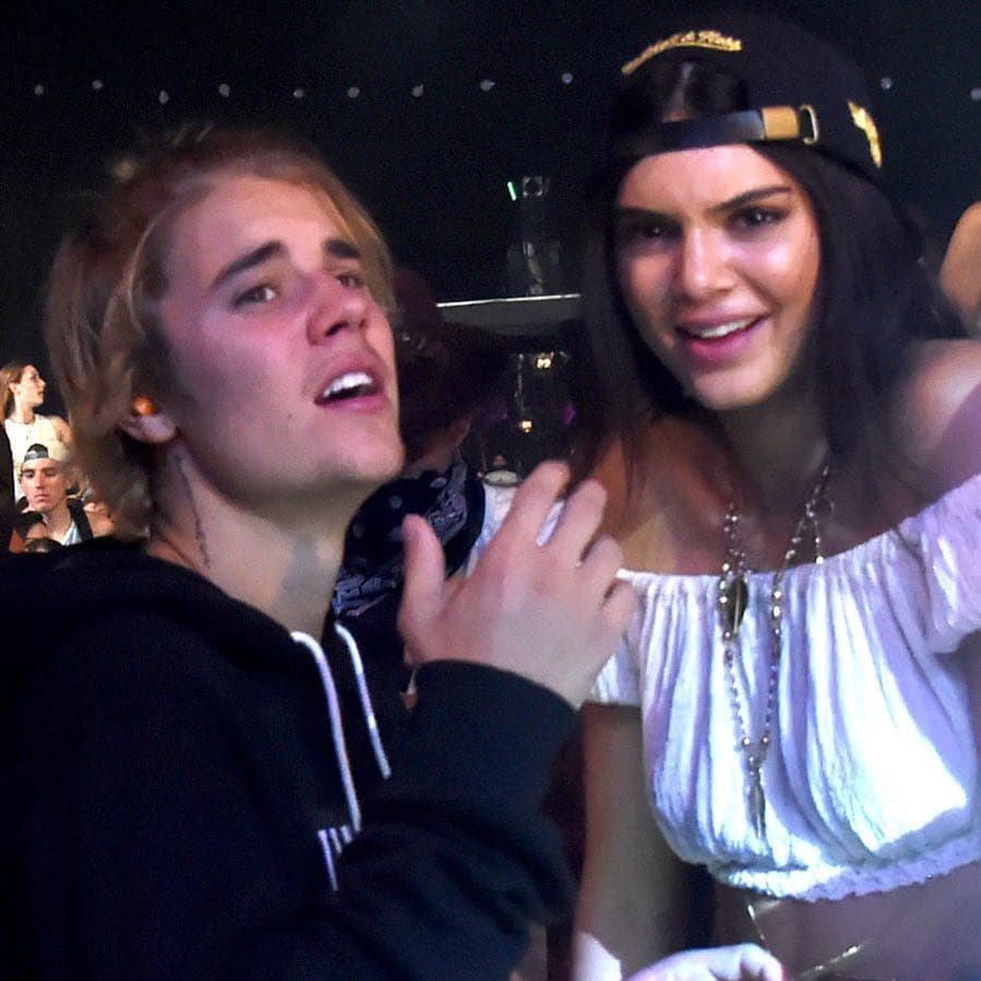 Por otra parte, Hailey se hizo muy cercana a Kendall Jenner, quien también era amiga de Justin y con quien la prensa pensaba que mantenía un idilio. Y en noviembre de 2014, Bieber fue visto con la hermana de Kim Kardashian en la iglesia Hillsong en la ciudad de Nueva York, pero alguien más los acompañaba: Hailey.