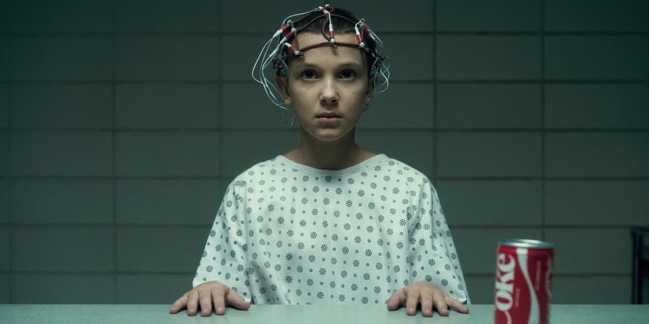<b>Millie Bobby Brown</b>
<br>La 
<a href="https://www.univision.com/entretenimiento/cine-y-series/stranger-things-4-volumen-1-trailer-serie-de-netflix">última temporada de ‘Stranger Things’ se estrena el próximo 27 de mayo</a>. A lo largo de los años hemos visto crecer en sus capítulos a toda la pandilla de amigos de Hawkins, sobre todo a Millie Bobby Brown, quien da vida a la icónica Eleven.