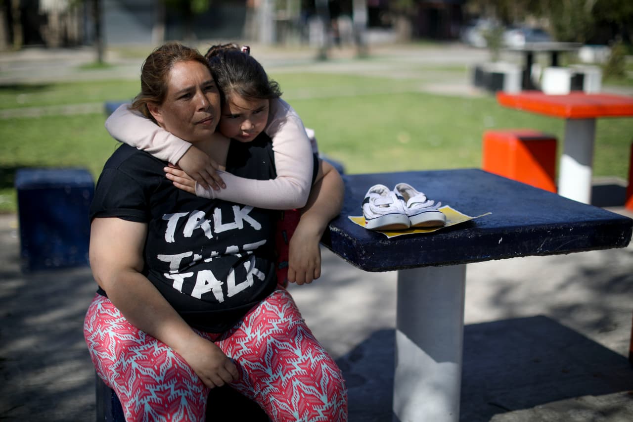 <b>Vanesa Rivarola</b> se sienta con una de sus dos hijas en un parque, donde espera cambiar un par de zapatos por dos bolsas de harina, en un arreglo que hizo con un desconocido a través de la internet. Hace tres años, esta mujer de 40 años dejó su trabajo en una fábrica de zapatos para cuidar a sus hijas y a su madre enferma, ya que no podía pagar para que alguien estuviese con ella. Hoy participa en un grupo online cuyos miembros intercambian comida por alimentos. “El pobre ayuda al pobre, porque los que están allá arriba, olvidate”, expresó. “El que está ahí arriba no lo ve”.