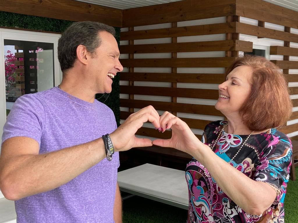 Alan estaba feliz de ver a cuadro la foto que él y Mireya hicieron para este programa. En redes sociales compartió esta misma fotografía para felicitarla por su cumpleaños este 9 de mayo y por el Día de la Madre.