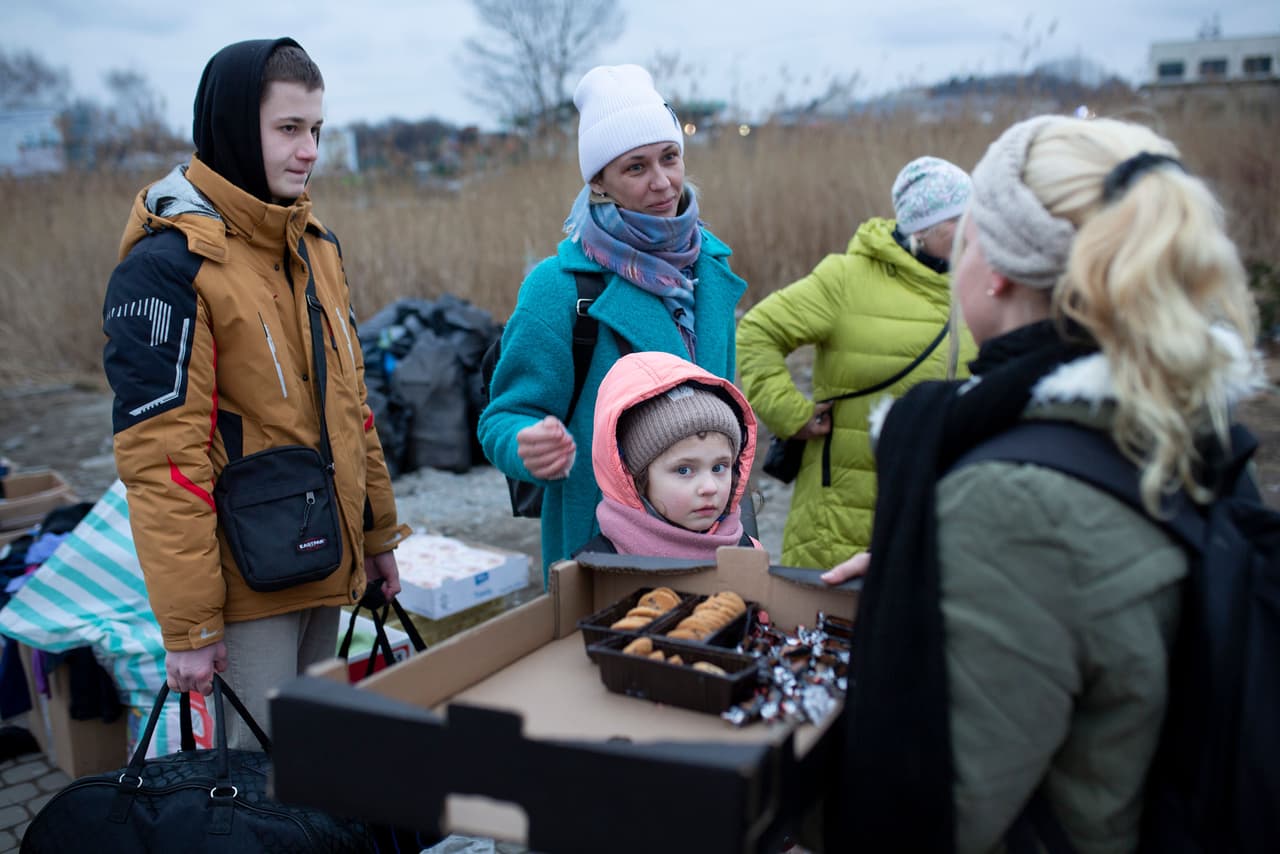 Vivían lejos de la guerra, pero se marcharon para ayudar: las historias de voluntarios con los desplazados de Ucrania