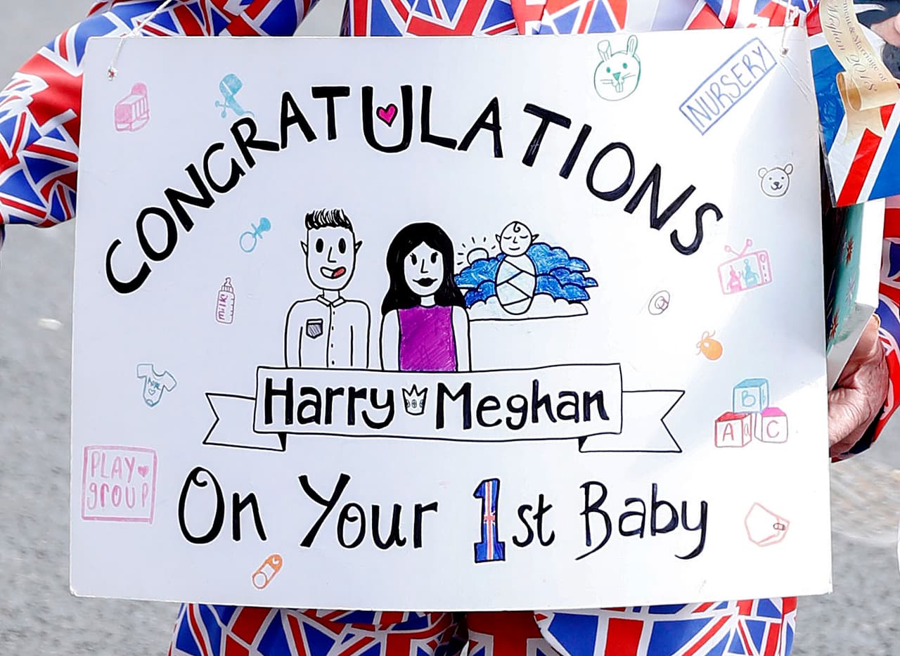 Cerca del castillo de Windsor también un ciudadano portaba esta cartulina, felicitando a la familia de Meghan y Harry.