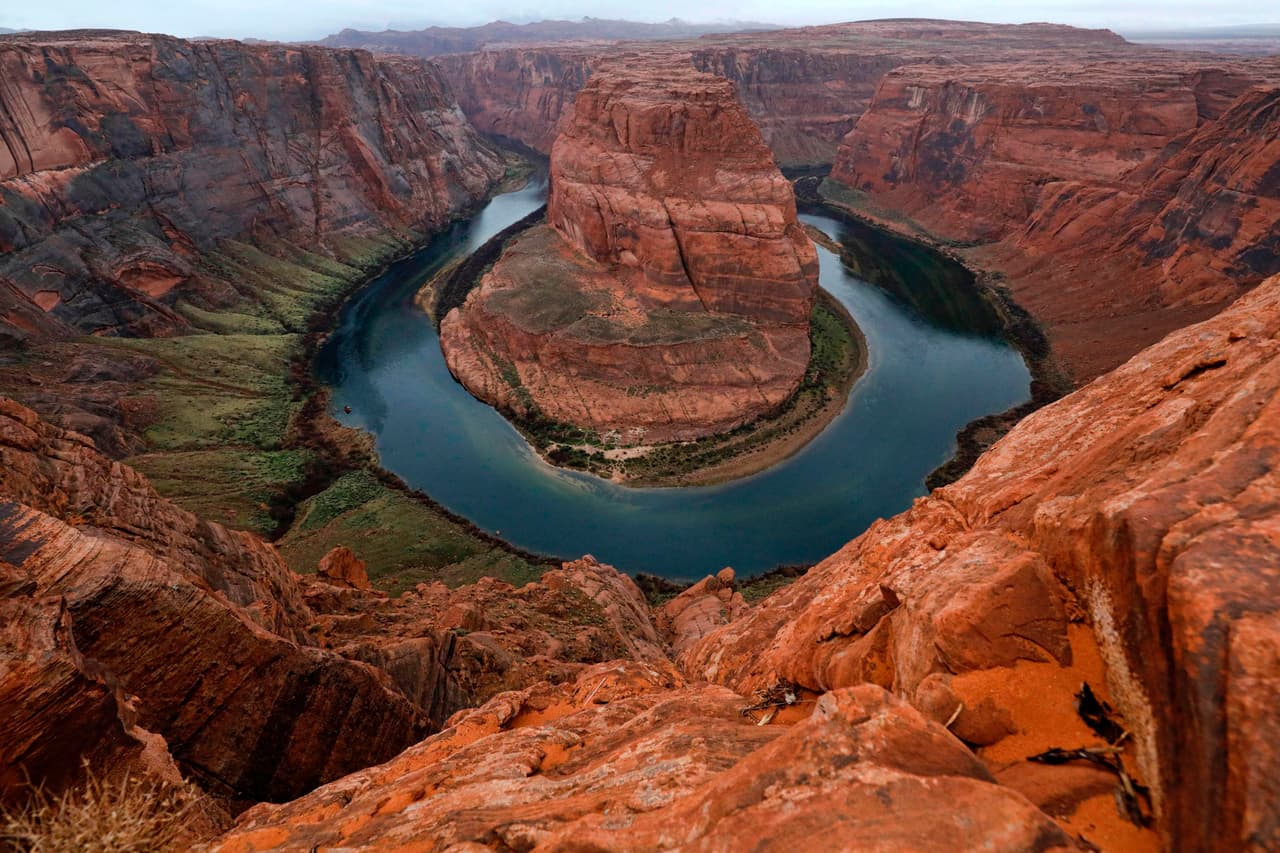 El río Colorado envuelve Horseshoe Bend en el Área Recreativa Nacional Glen Canyon en Page, Arizona.