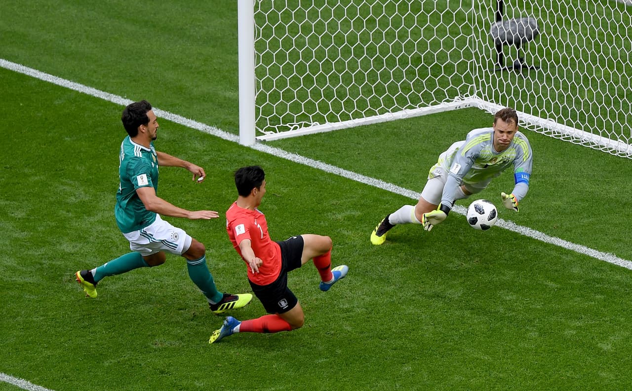 Luego de un centro desde la banda izquierda, Son por poco llega a conectar la pelota ante la salida de Neuer.