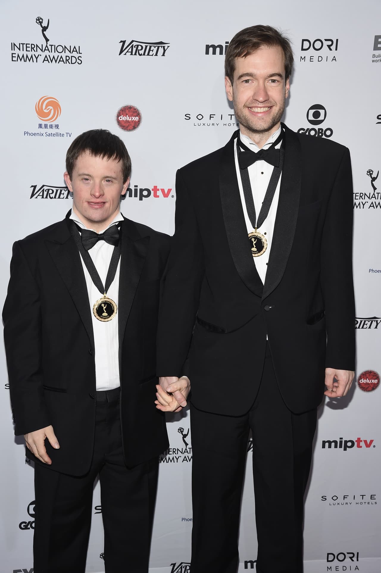 <b>Tommy Jessop </b>es una de las estrellas del documental de la BBC
<i>"Going Up Down's". </i>El
<a href="https://www.independent.co.uk/arts-entertainment/theatre-dance/features/growing-up-downs-tommys-got-talent-9073067.html" target="_blank">documental</a> narra las peripecias de tres actores con síndrome de Down mientras preparan una de las obras más complejas de Shakespeare, "Hamlet". En la imagen aparece retratado junto a su hermano Will en la ceremonia de los Emmy Awards en Nueva York.