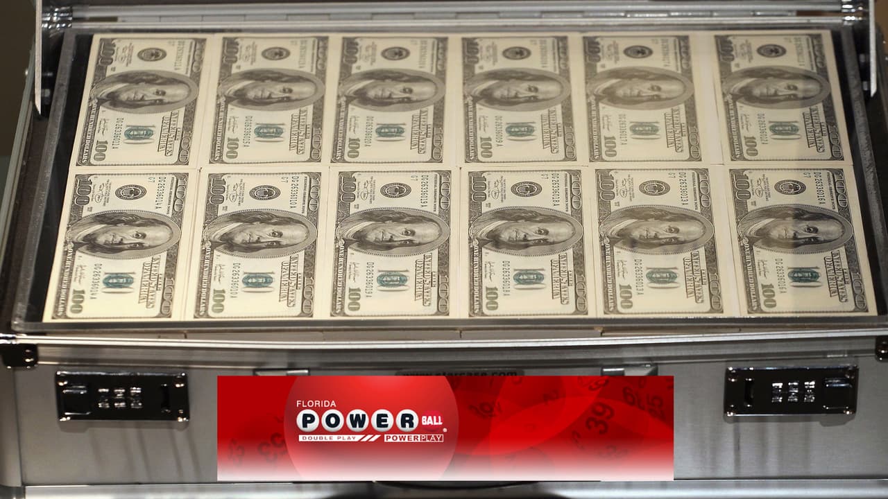 <b>2016</b>
<br>El primer lugar lo ocupa la lotería Powerball, con el premio que se jugó el 13 de enero de 2016. 
<br>En aquella ocasión, el premio fue de 1,586 millones de dólares. Para este premio se vendieron tres boletos, en California, Florida y Tennessee. 
<br>