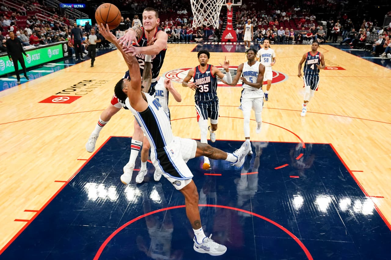 Garrison Mathews de los Houston Rockets bloquea a Gary Harris de los Magic de Orlando.