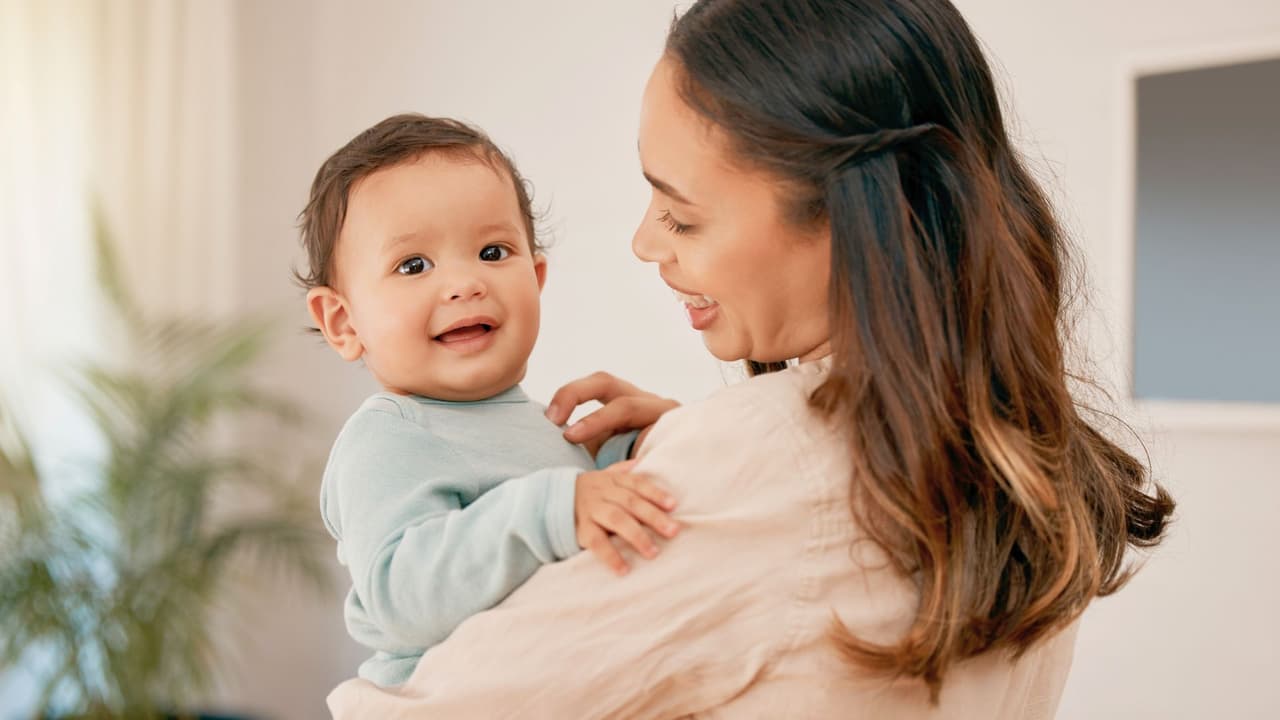 <h3 class="cms-H3-H3">👶 Juventud hispana: el futuro de Texas </h3>
<br>
<b>El 46% de todos los menores de 18 años en Texas son hispanos.</b> Eso significa que el futuro del estado, sus escuelas, su economía, su cultura, tendrá un fuerte acento hispano. Con más acceso, más oportunidades y más representación, las nuevas generaciones hispanas están marcando el ritmo del cambio.