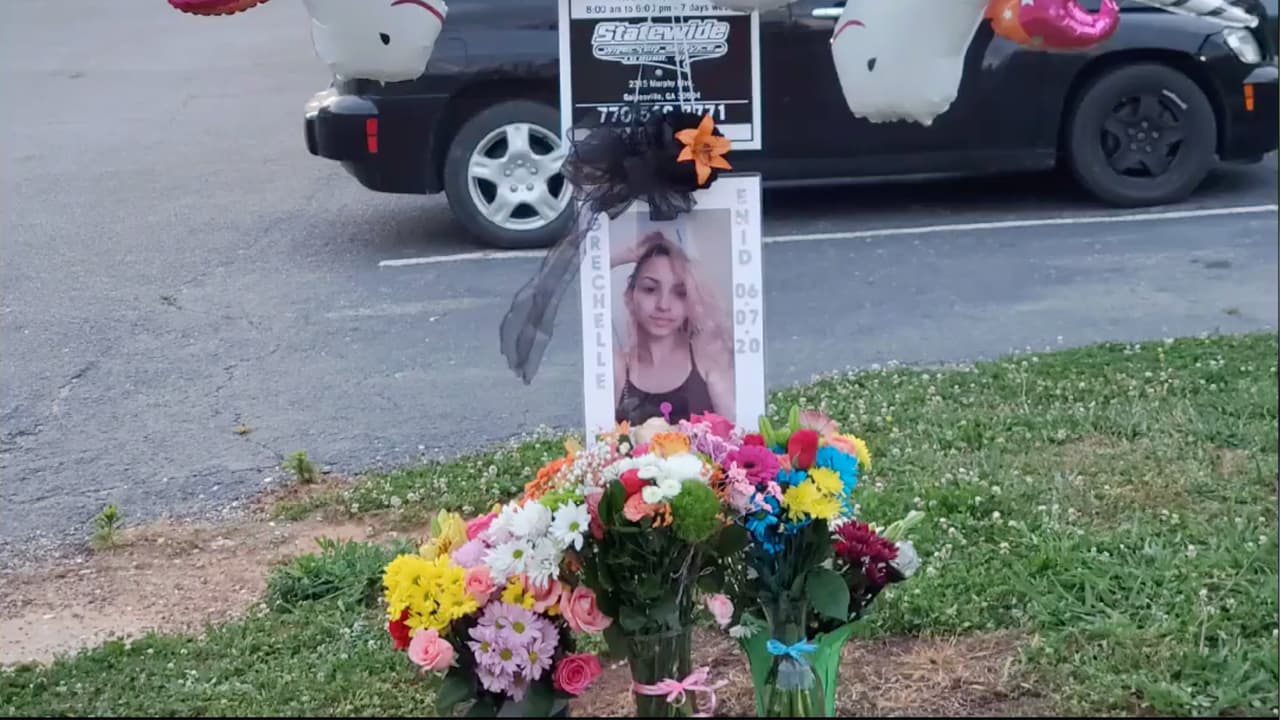 Grechelle Enid Cuevas López, de 20 años, perdió la vida en un accidente de transito cuando salió expulsada del vehículo que era conducido por Jommar Gabriel López. López enfrenta nueve cargos.