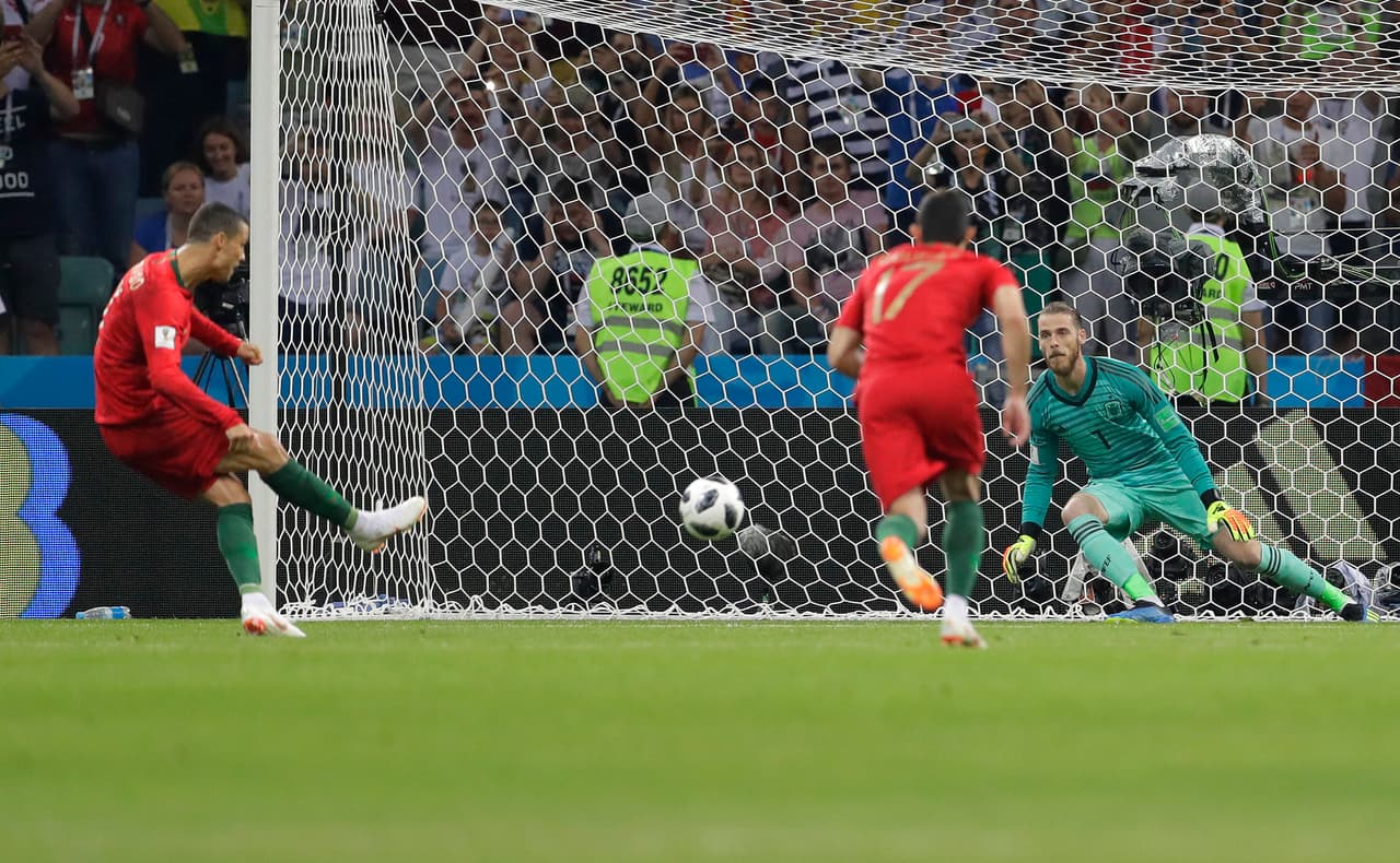 Sin embargo, 20 minutos después del empate español y a un minuto de irse al descanso, en una combinación con Gonçalo Guedes, CR7 sacó un potente tiro en los límites del área y puso el 2-1.