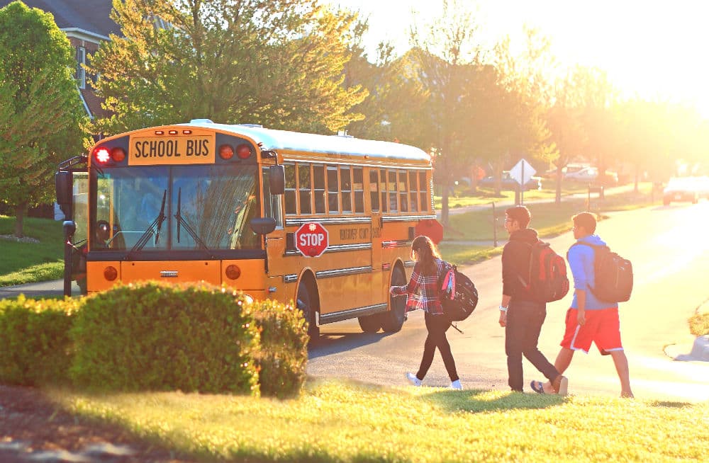 <b>Capacidad ampliada para estudiantes diversos y estudiantes de inglés:</b> la cantidad de estudiantes diversos elegibles para el programa de año escolar extendido de CPS se duplicará y se ampliará en dos semanas, y la capacidad para los programas que apoyan a los estudiantes de inglés se duplicará.
<br>