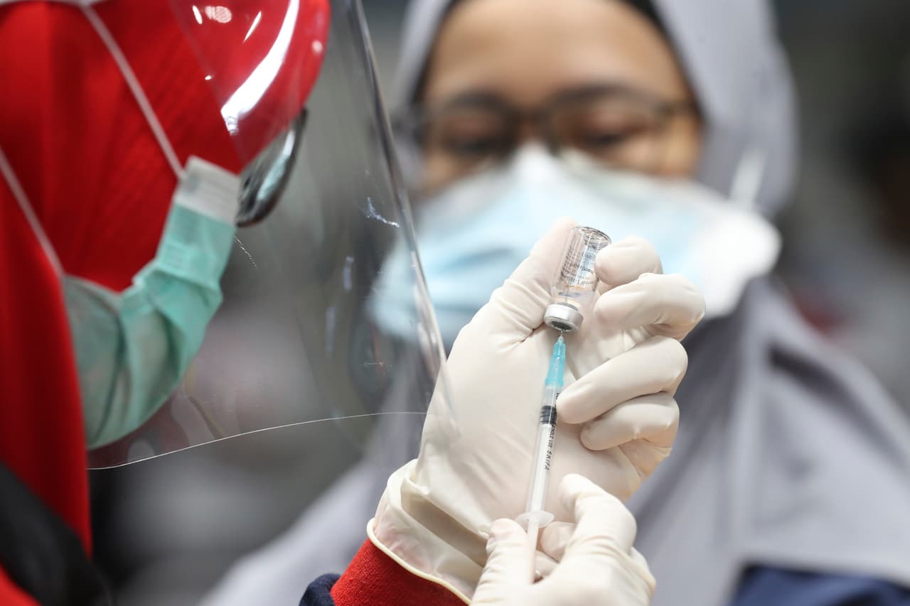 <b>Indonesia.</b>
<b>0.7 dosis administradas por cada 100 habitantes.</b> Según datos del 20 de febrero, se han inoculado totalmente en Indonesia a 0.3% del total de su población (este dato se refiere a la cantidad de personas ya recibió todas las dosis necesarias, según las especificaciones del fabricante de la vacuna). Este país tiene más de 270 millones de habitantes.