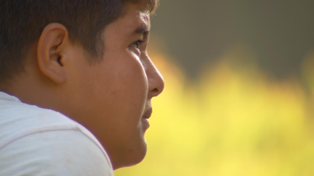 Alejandro trabaja desde los siete años para ayudar a sus padres y comprarse su ropa y sus zapatos.