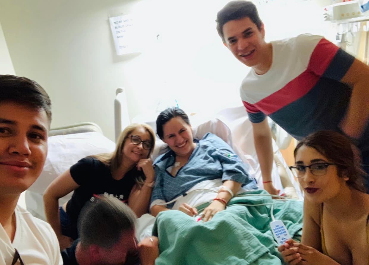 Joelle fue a visitarla al hospital cuando estaba en el período de preparación para la cirugía. "Yo sé lo que estás pasando. Tú tienes un bebé en la casa, tienes que seguir adelante por tu hijo", cuenta Joelle Yánez.