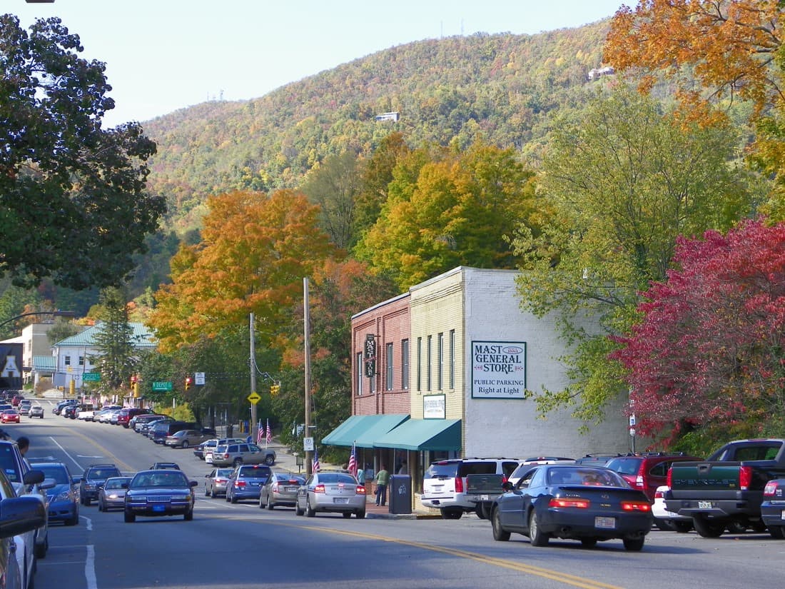 <b>Boone</b>. Esta ciudad universitaria por excelencia en las montañas tiene caminatas cercanas para llenar los días y bares divertidos sin esfuerzo para completar tus noches.
<br>
<br>
<b><a href="https://goo.gl/maps/DEPe1yCnbZk9k4wB6">Cómo llegar</a></b>