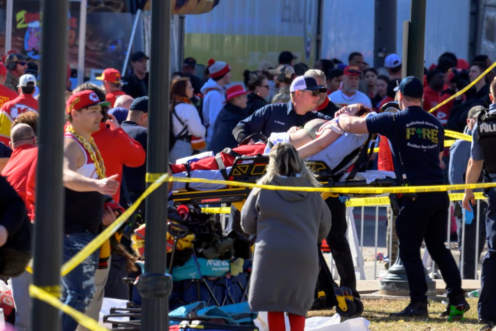 Un tiroteo durante la celebración del Super Bowl de los Kansas City Chiefs deja un muerto y más de 20 heridos