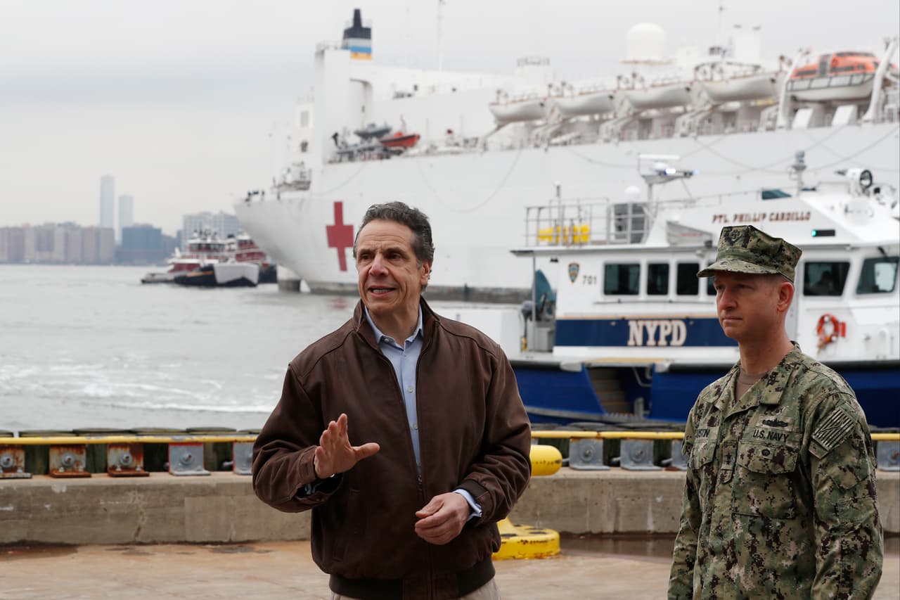 El gobernador del Estado de Nueva York, Andrew Cuomo se acercó al puerto donde el buque hospital llegó este mediodía para asistir con el brote del coronavirus. El buque "Comfort" está compuesto por 1,200 médicos y enfermeros, equipado con cuartos para cirugía, laboratorios, radiologia, farmacia, dos plantas de oxígeno y pista de aterrizaje de helicópteros.