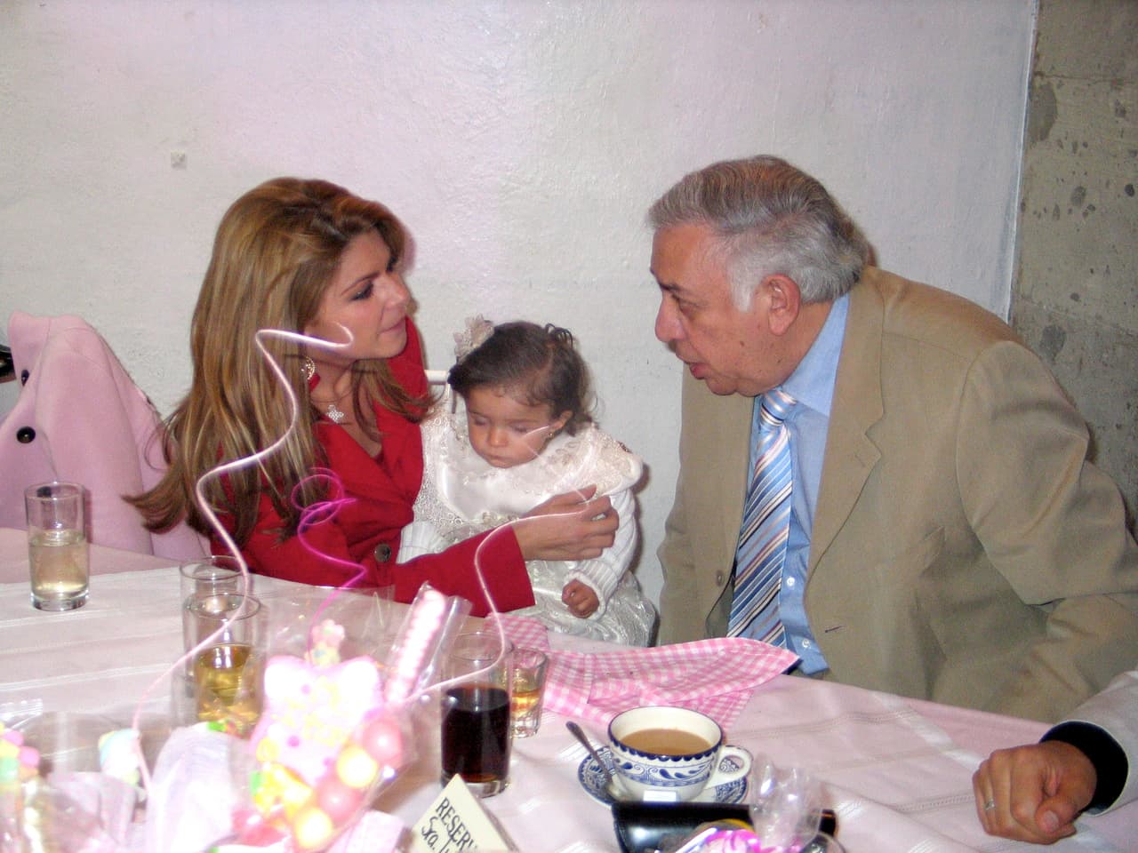 En esta imagen se puede ver al productor de televisión, Emilio Larrosa, junto a 
<b><a href="http://www.univision.com/temas/itati-cantoral">Itatí Cantoral</a></b> en el bautizo de María Itatí, esto hace 8 años atrás.