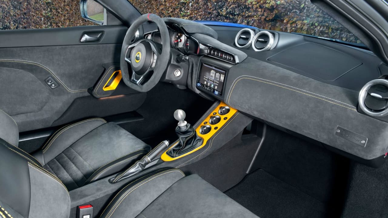 Se 
<b>ofrecerá con dos configuraciones de asientos: 2 + 0 o 2 + 2.</b> En el interior predomina el uso de Alcantara en volante, tablero y paneles de las puertas, así como en los asientos deportivos Sparco.