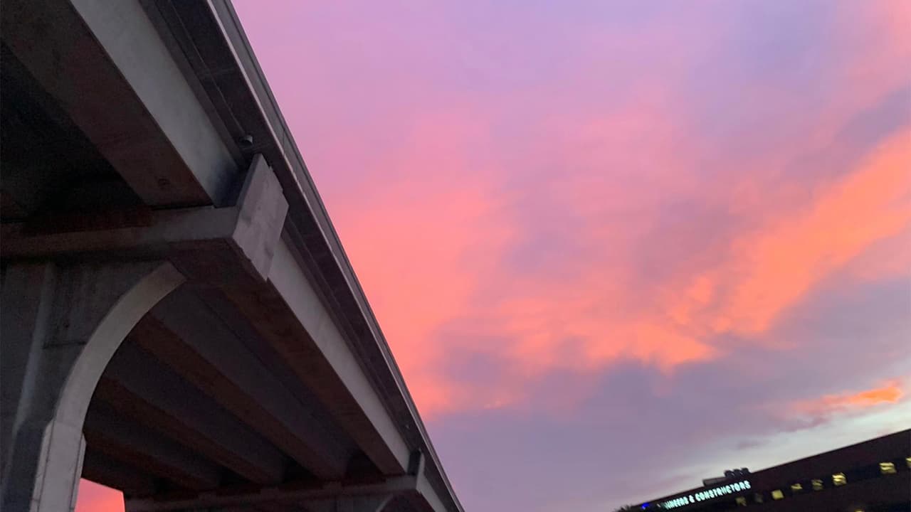 Después de las lluvias y ráfagas que vivió la región en las últimas horas, el cielo de Houston se pintó con colores únicos.
