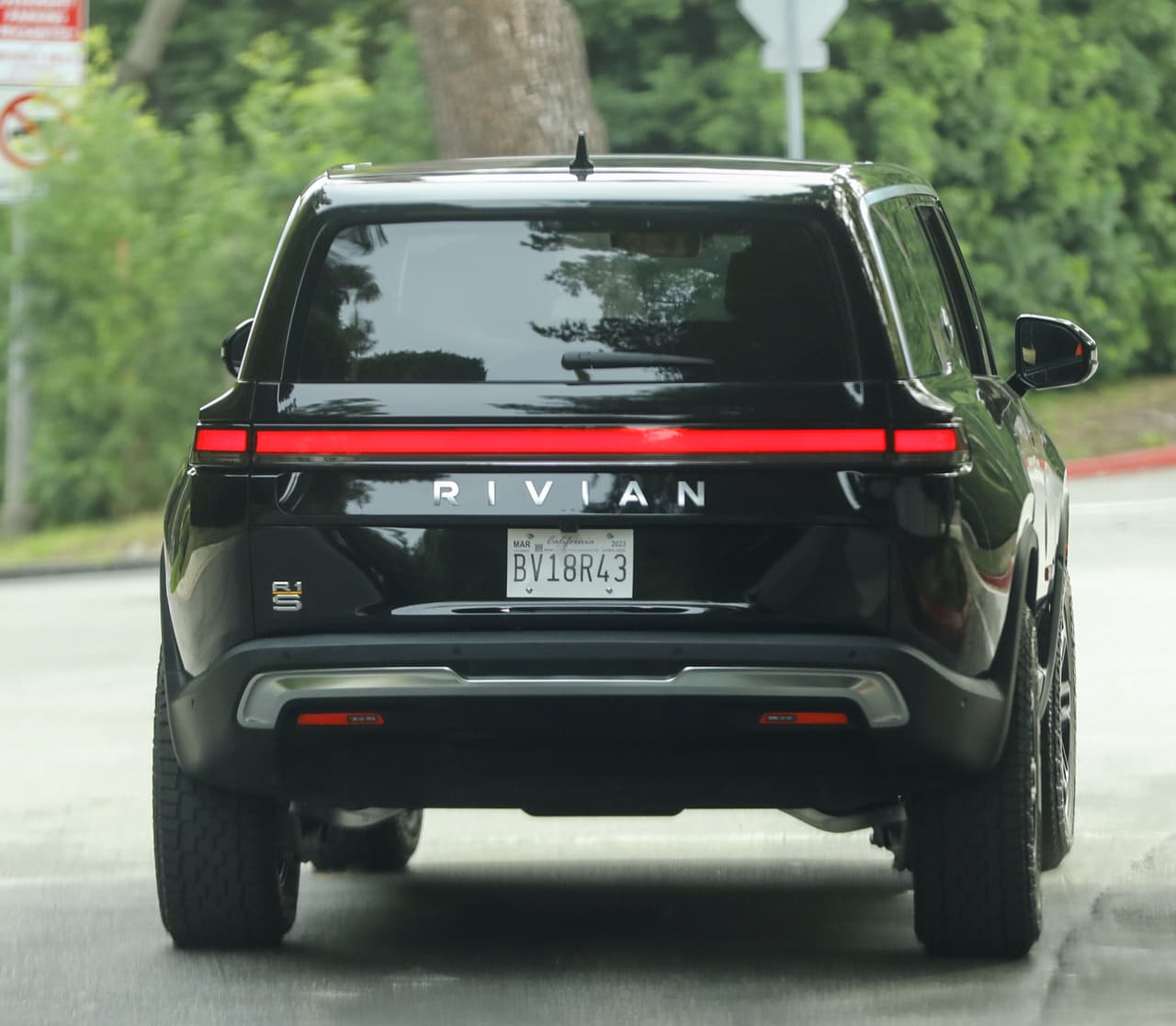 La lujosa Rivian R1S en color negro no estaba en la lista que el medio británico difundió entonces. 
<br>