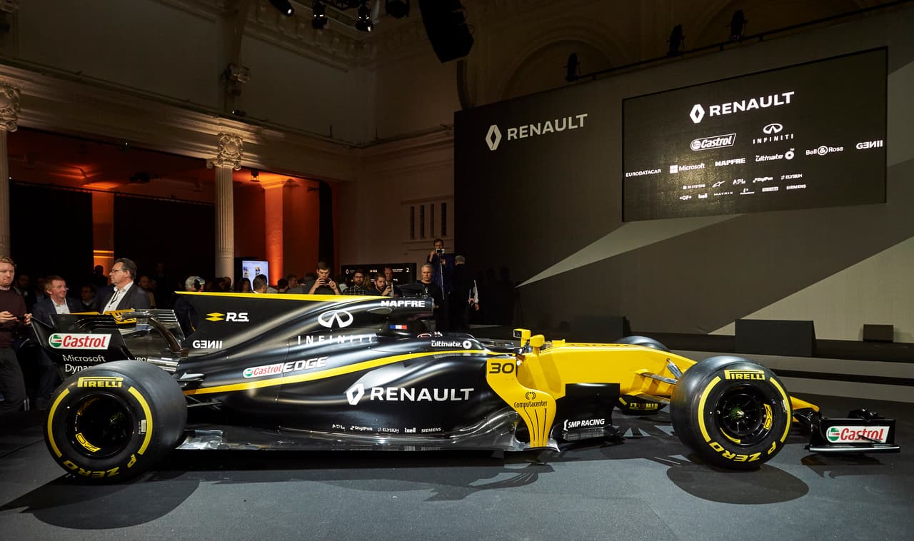 La decoración del RS17 recuperó el negro, presente en los pontones y cubremotor, en reemplazo de un diseño enteramente amarillo oro utilizado durante 2016.