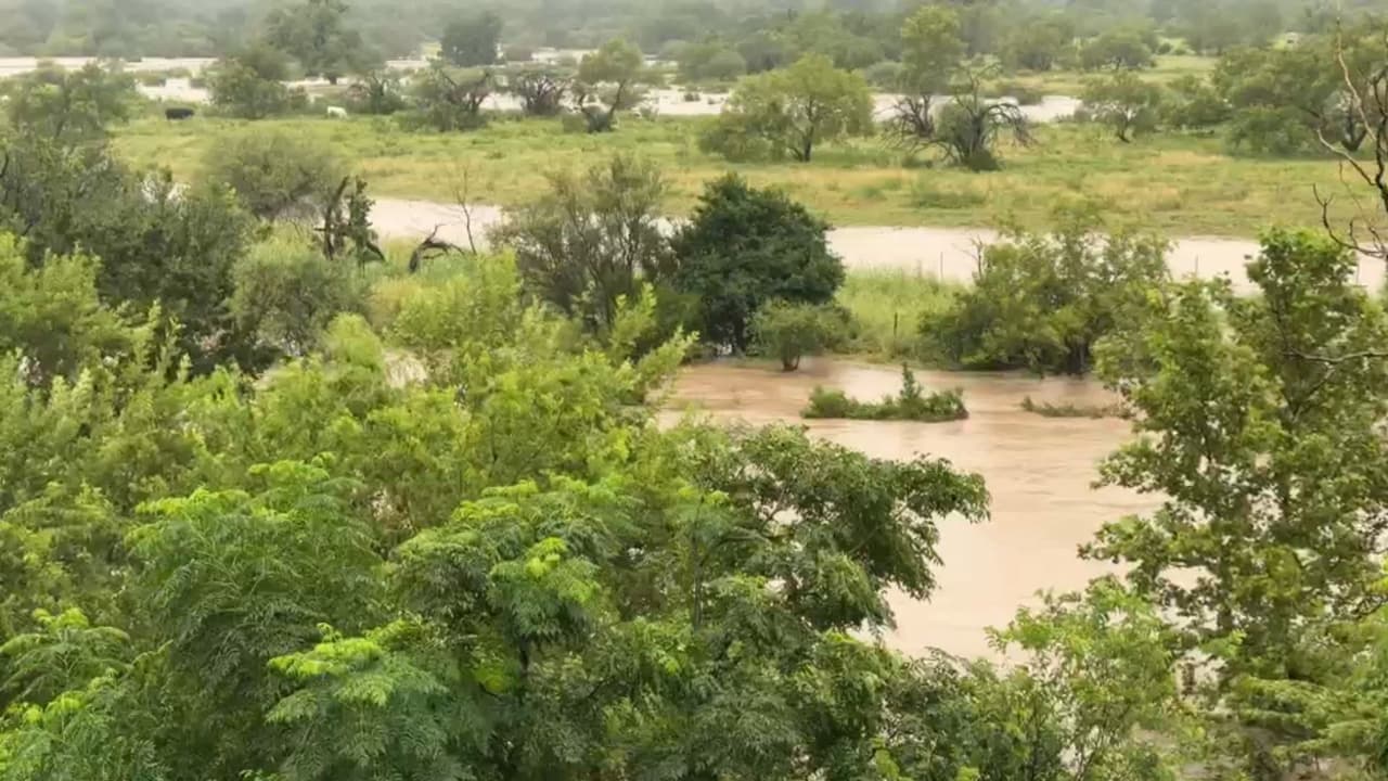 El aumento del nivel de ríos y arroyos mantiene bajo vigilancia a comunidades cercanas a zonas de riesgo por inundación repentina.
<br>
<br>En zonas como el condado 
<b>Bandera</b>, las autoridades ordenaron evacuaciones en parques de casas rodantes ubicados cerca del río Medina, mientras continúan monitoreando el crecimiento del cauce.