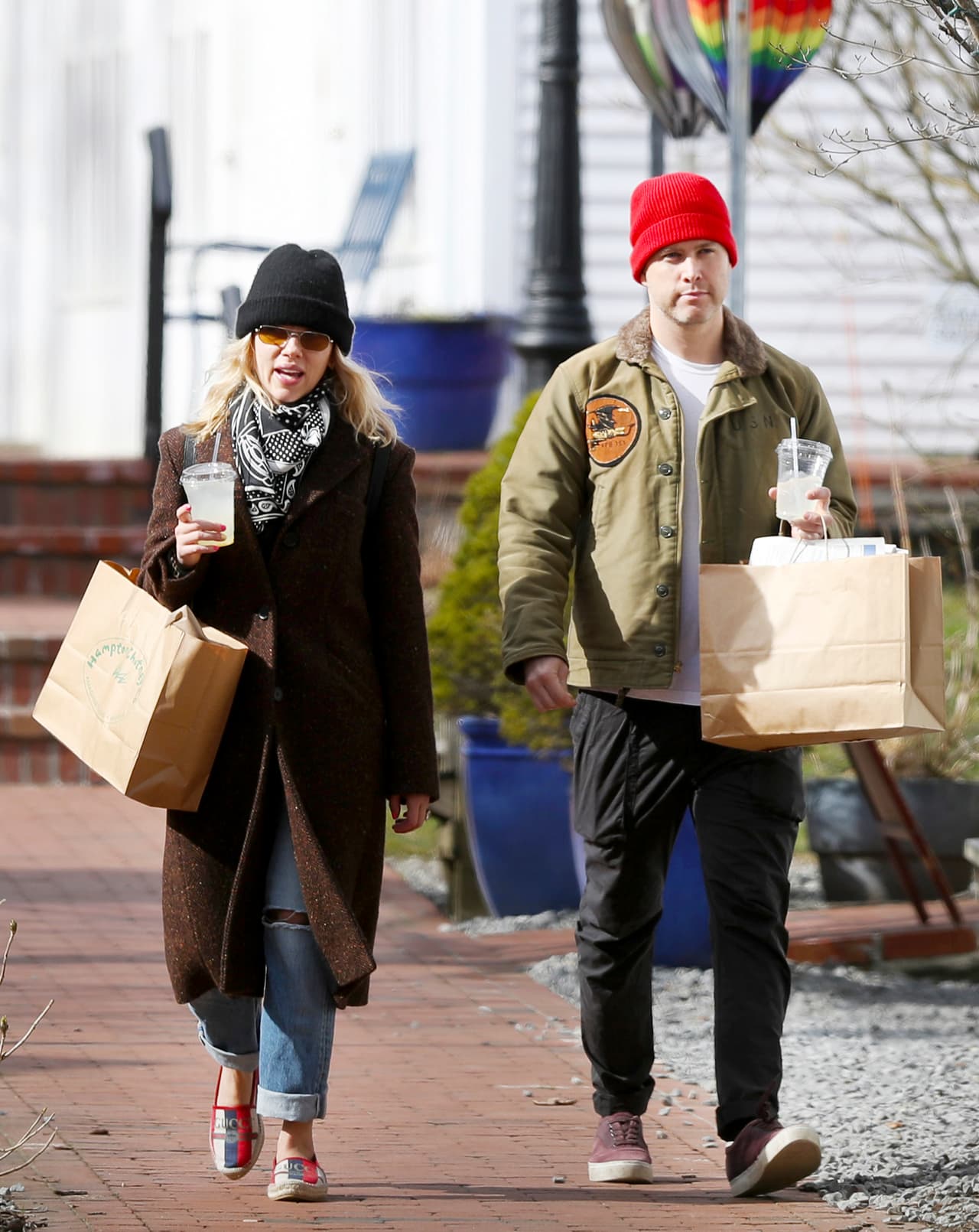 Tras el compromiso de la pareja, que se hizo público en mayo de 2019, la actriz compartió detalles de cómo fue la petición: "Hizo toda una situación de James Bond", compartió con Ellen Degeneres.