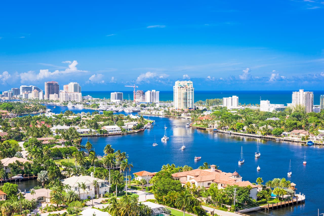 <h3 class="cms-H3-H3">15. Miami-Fort Lauderdale-Pompano Beach, Florida</h3>
<br>
<br>💵 
<b>Aumento de ingreso real per cápita, 2022-2060: </b>+83.9%
<br>
<br>💵
<b> Ingreso real per cápita, 2022:</b> $61,393
<br>
<br>💵
<b> Ingreso real per cápita, 2060: </b>$112,880
<br>
<br>💵 
<b>Sectores con mayor crecimiento proyectado de 2022 a 2060: </b>Manejo de compañías y empresas.
<br>