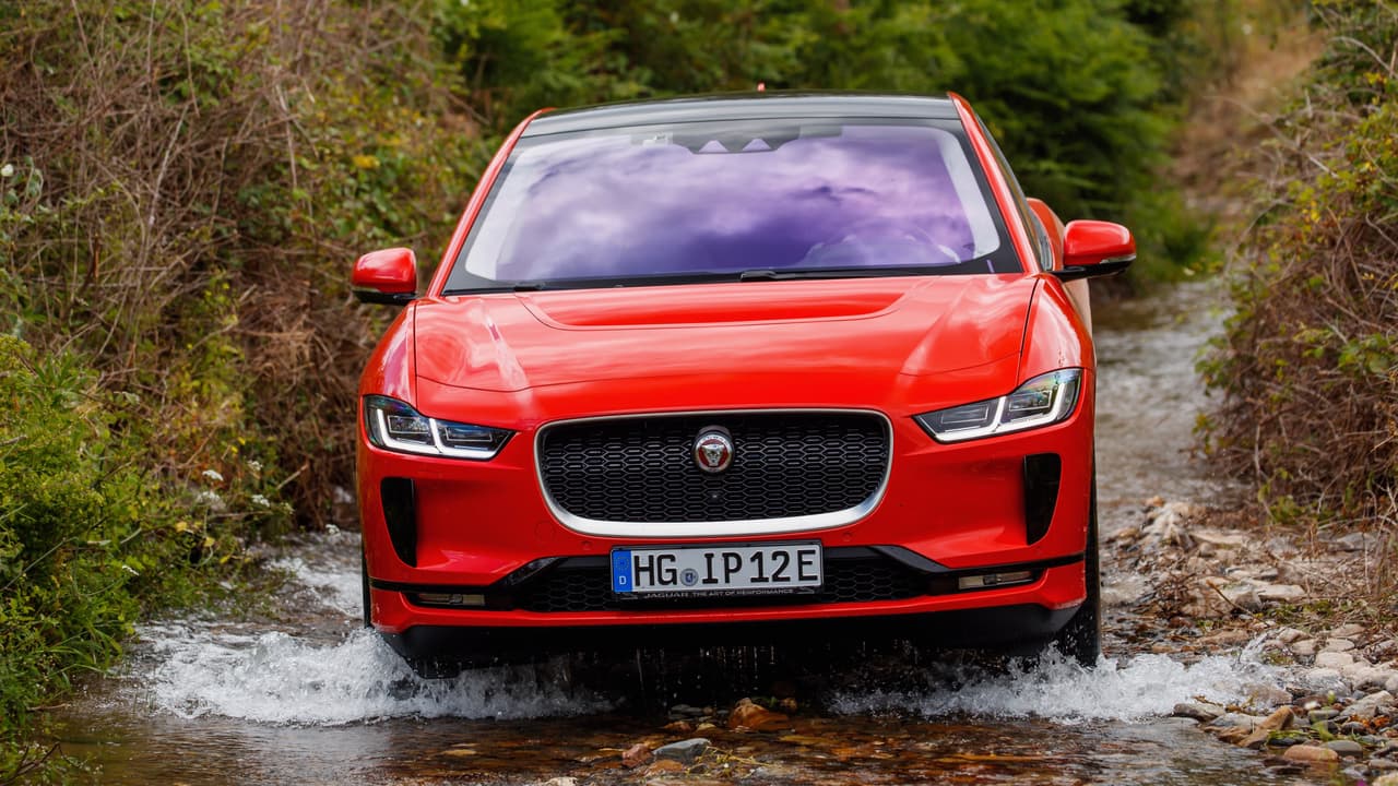 La suspensión de aire opcional puede subir a la Jaguar I-Pace dos pulgadas para labores todoterreno, o bajarla 0.4 pulgadas para mejorar su aerodinámica en manejo a velocidad a fin de tomar la máxima ventaja posible de un ejemplar coeficiente aerodinámico de 0.29.