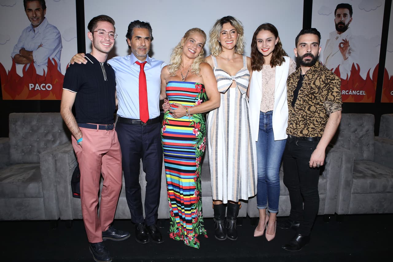 El personaje del conductor de Hoy es ‘poseído’ por el espíritu de ‘Alma’ (Niurka) para poder comunicarse con lo vivos, entre ellos, su esposo ‘Ángel’ (Julio Bracho).