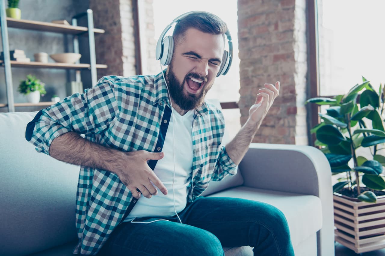 Escuchar la música que te gusta te mantiene en buena onda.