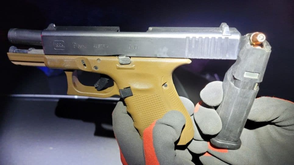 Los agentes incautaron un arma cargada que llevaba el traficante de indocumentados.