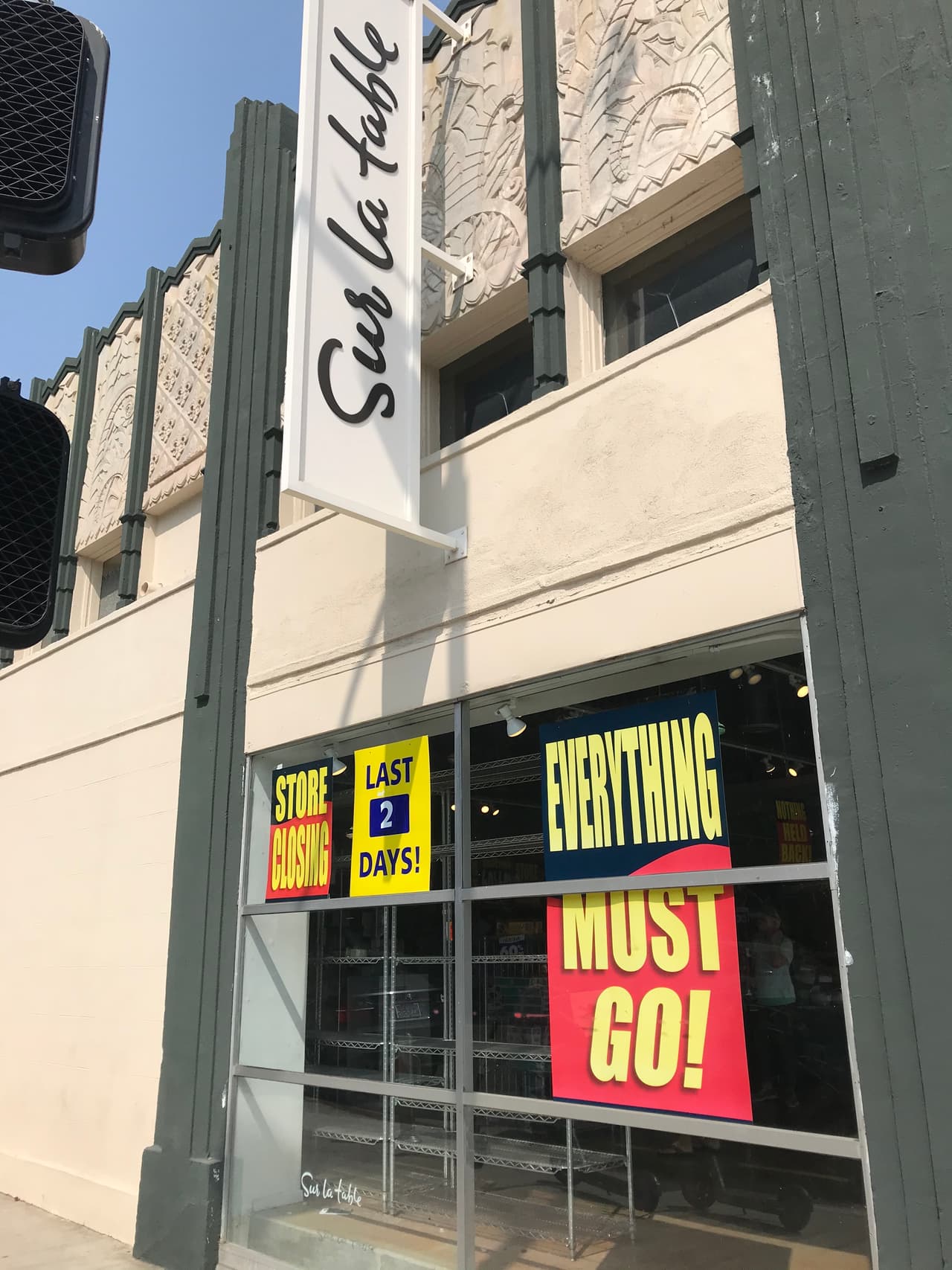 Otra nueva realidad es el cierre de tiendas que, tras más de 20 años de operaciones en el lugar, se han visto obligados a liquidar su mercancía por cierre de negocio.