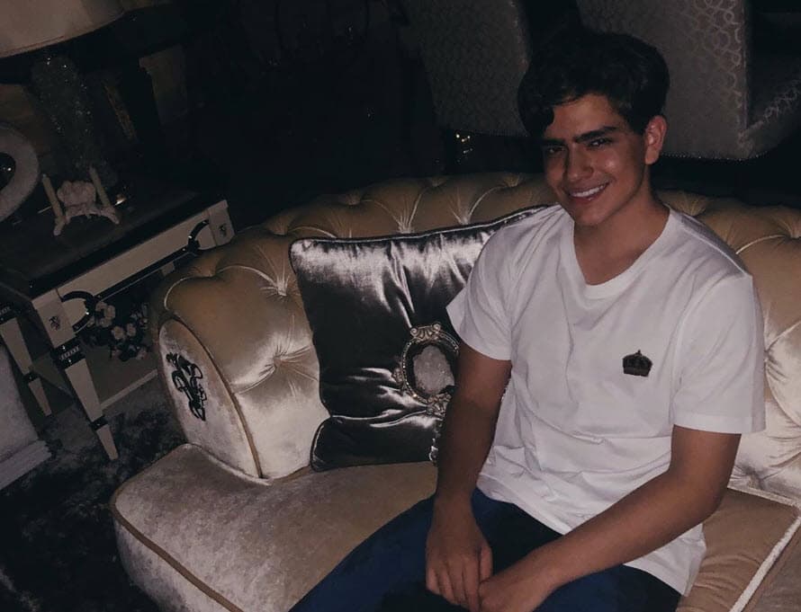 Al igual que muchas personas más en distintos países, el cantante dudaba de la 
<b><a href="https://www.univision.com/noticias/salud/el-nuevo-coronavirus-muto-y-seguira-mutando-pero-no-temas" target="_blank">existencia del covid-19. </a></b>
<br>