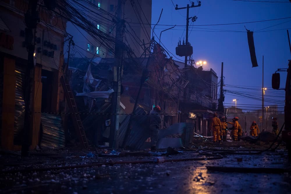 Edificios afectados por la explosión en una pizzería en Río de Janeiro.