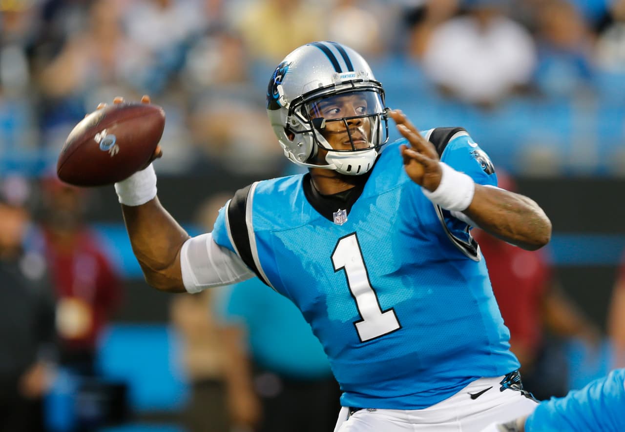 6) 
<b>Cam Newton, Carolina Panthers</b>. Con el potencial para ser el mejor jugador de la liga, debe mejorar como pasador. Ya no puede permitirse el castigo de los últimos años. Esperen mejoras en Cam.