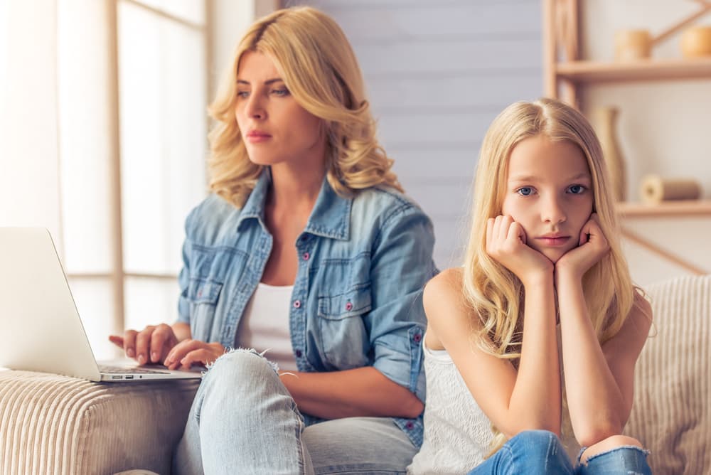 Peligros que debes evitar: Descuidar tu familia y los que están a tu lado por invertir tiempo y energías en personas ajenas a tu círculo íntimo que te mantienen alejado de quienes amas.
<br>