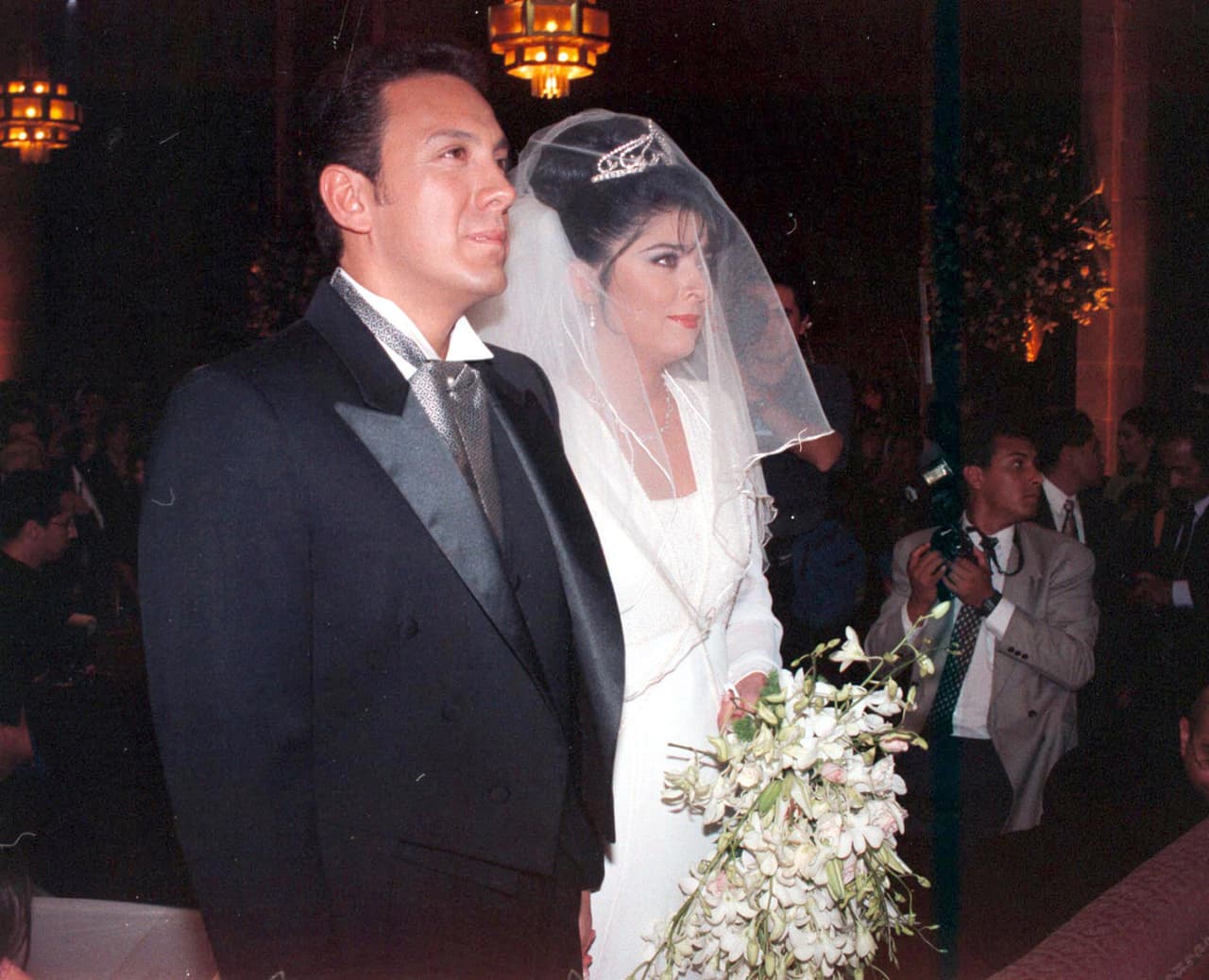 De acuerdo con reportes de aquella época, durante la fiesta, el político le cantó a la estrella la canción 
<b><a href="https://www.univision.com/novelas/novelas-show-temp/angelique-boyer-y-sebastian-rulli-podrian-protagonizar-remake-de-abrazame-muy-fuerte" target="_blank">'Abrázame muy fuerte'</a></b>, compuesta por el hoy fallecido Juan Gabriel y que sirvió como tema principal de la telenovela del mismo nombre que Ruffo protagonizó. 
<br>