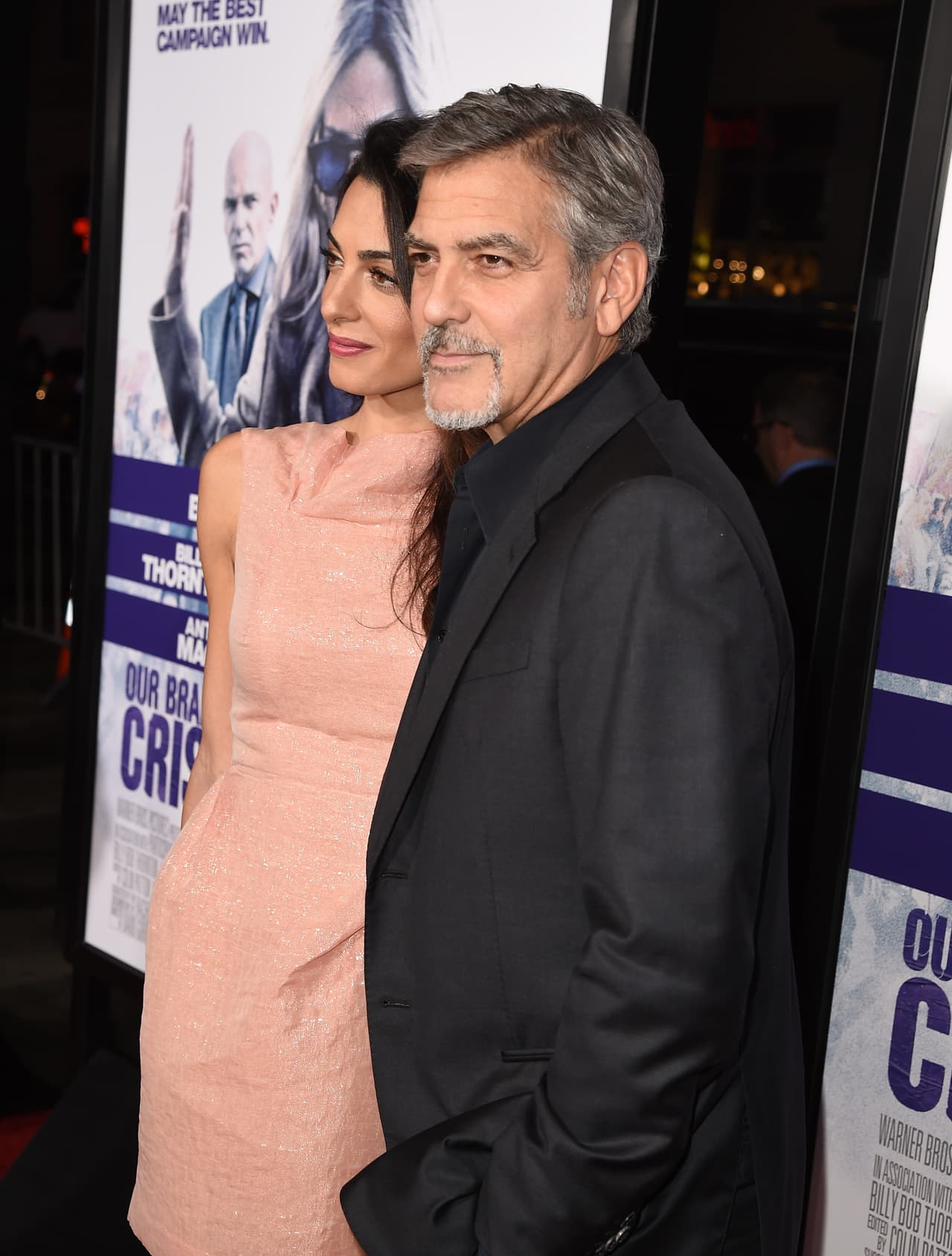 Amal Alamuddin acompañó a su esposo al estreno de la cinta que produce.