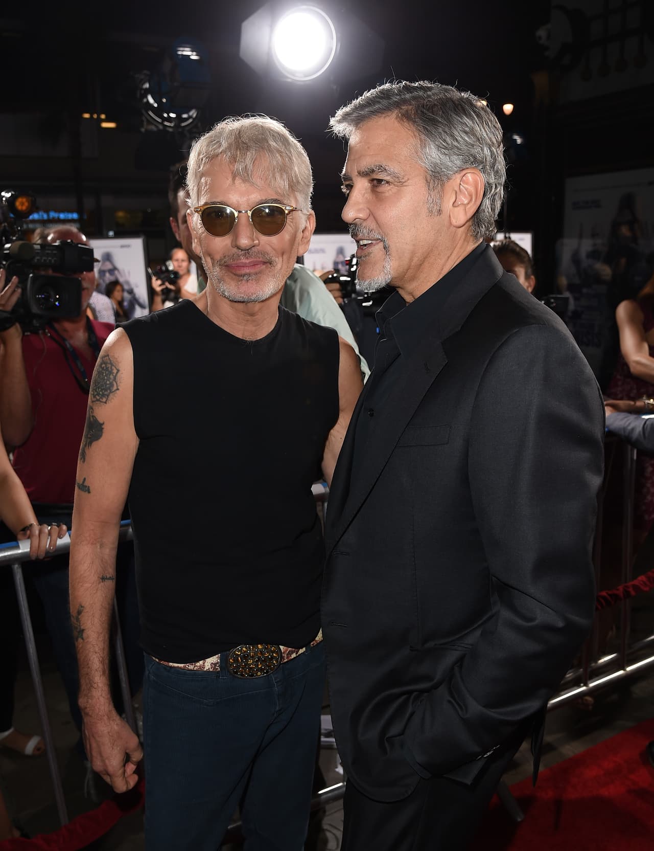 Clooney saludando a Billy Bob Thornton, coestrella de la película.