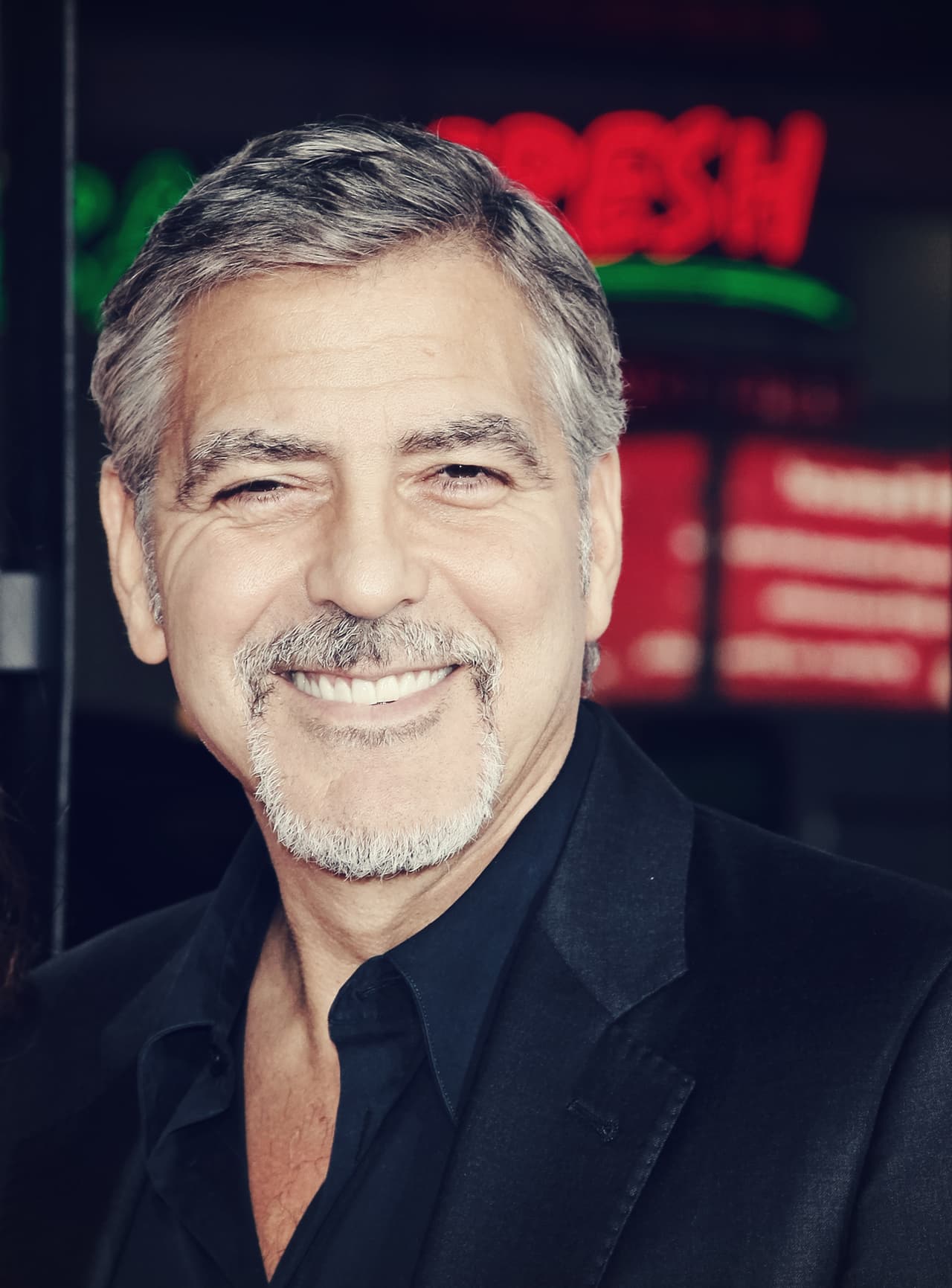 Amal Alamuddin acompañó a su esposo al estreno de la cinta que produce.