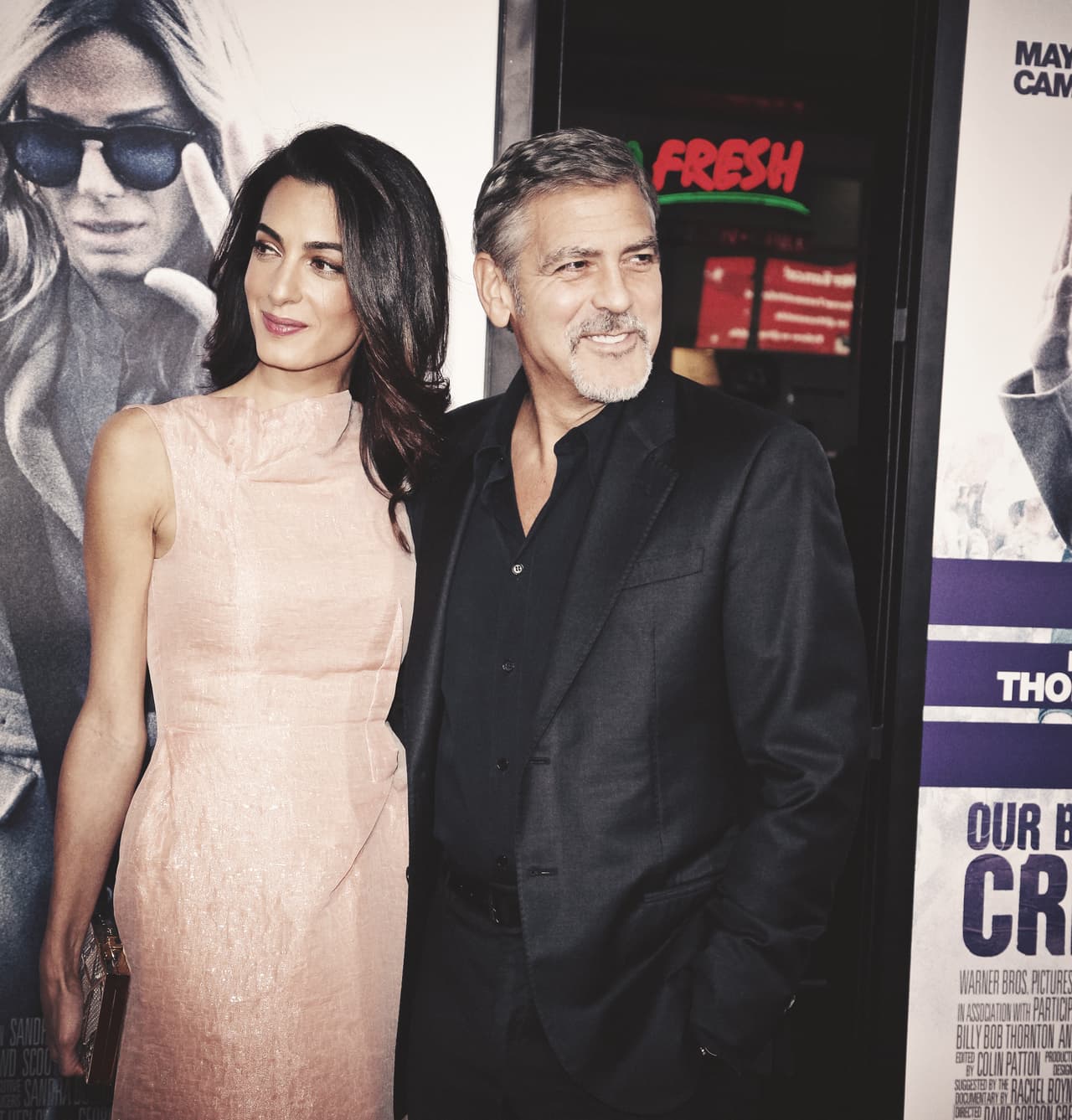 Amal Alamuddin acompañó a su esposo al estreno de la cinta que produce.